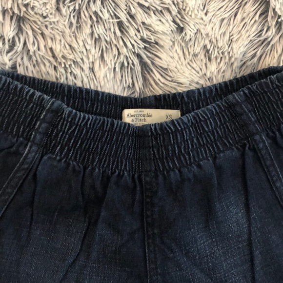 Abercrombie high waisted, elastic jean shorts (XS) - Picture 2 of 5